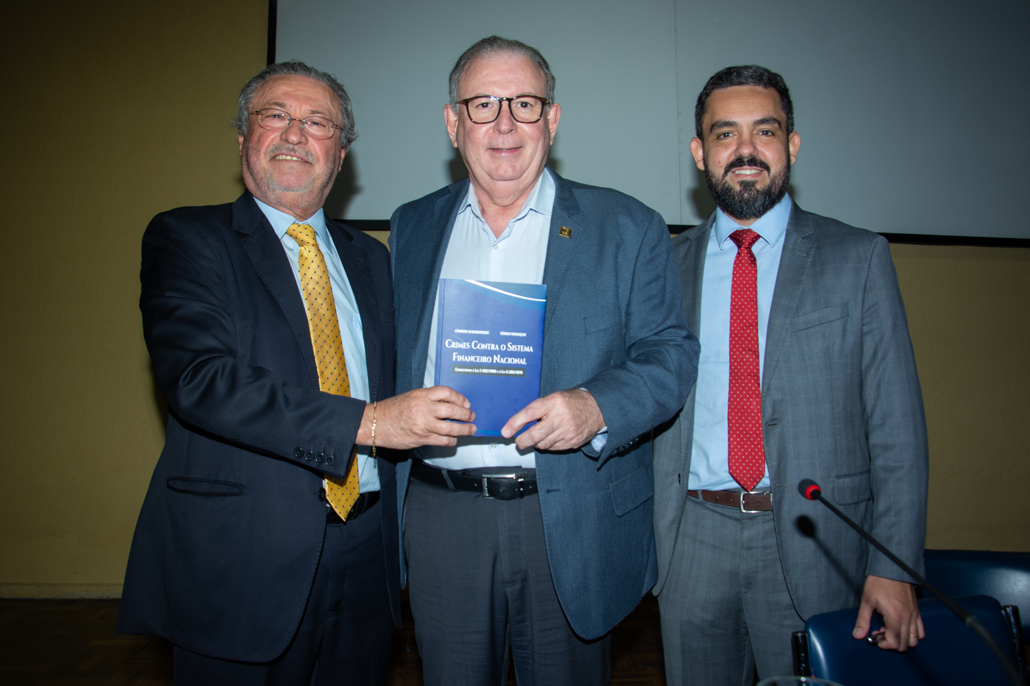 Cândido Albuquerque lança obra sobre crimes contra o sistema financeiro nacional