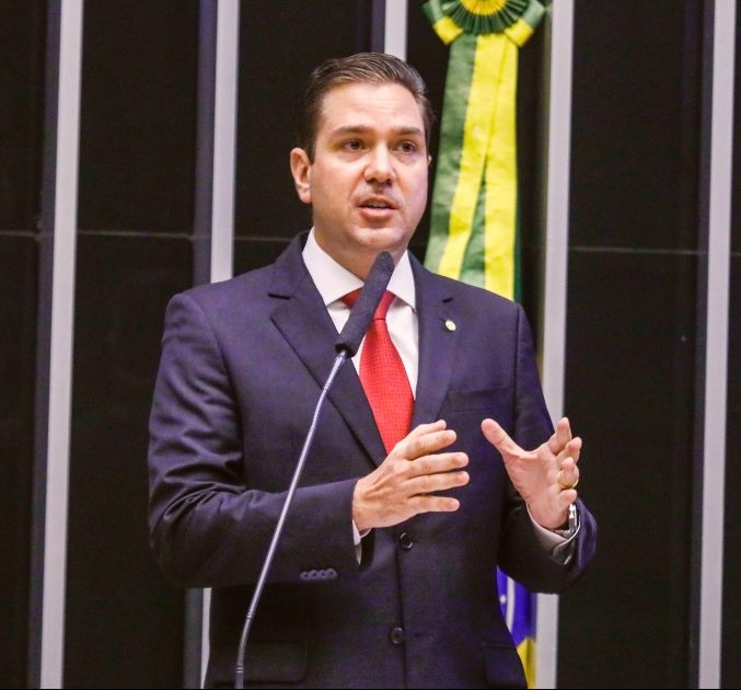 Eduardo Bismarck apresenta projeto para garantir piso salarial a assistentes sociais