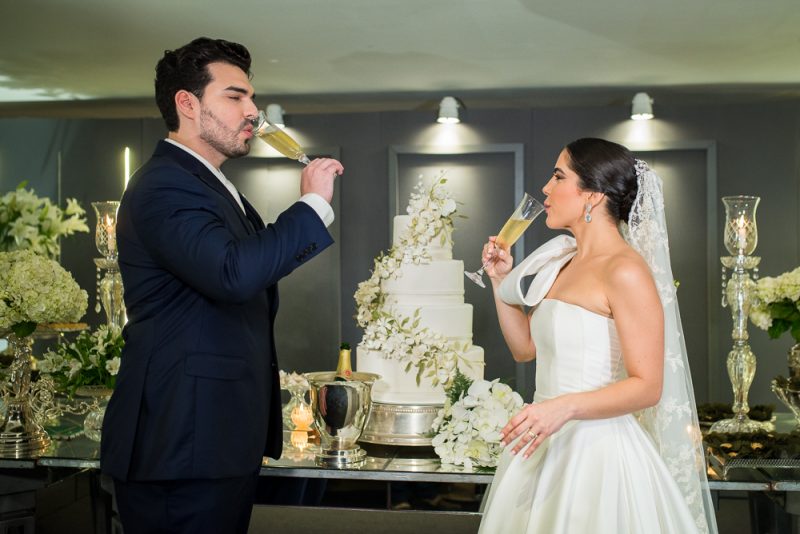 Chuva de arroz - Talyne Ximenes e Ítalo Bastos trocam alianças e celebram união no Hotel Gran Marquise