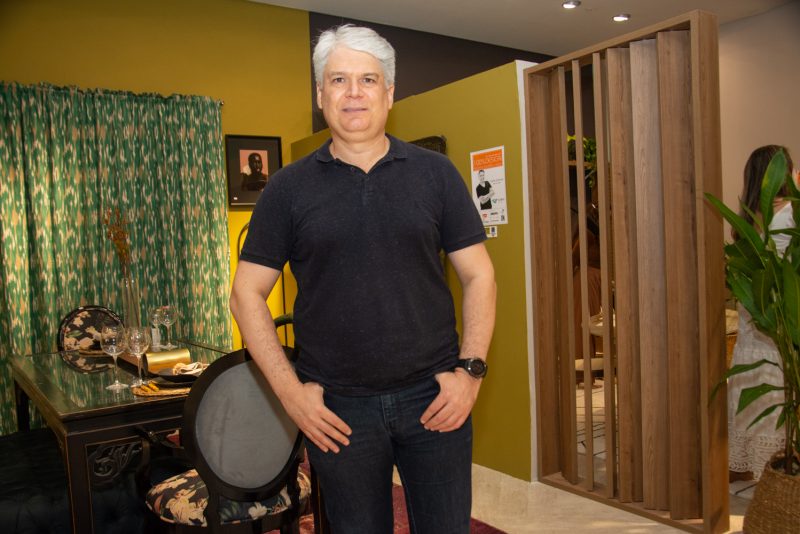 Soluções para pequenos espaços - Omar de Albuquerque pilota coquetel de abertura da Mostra 100% Design 2022