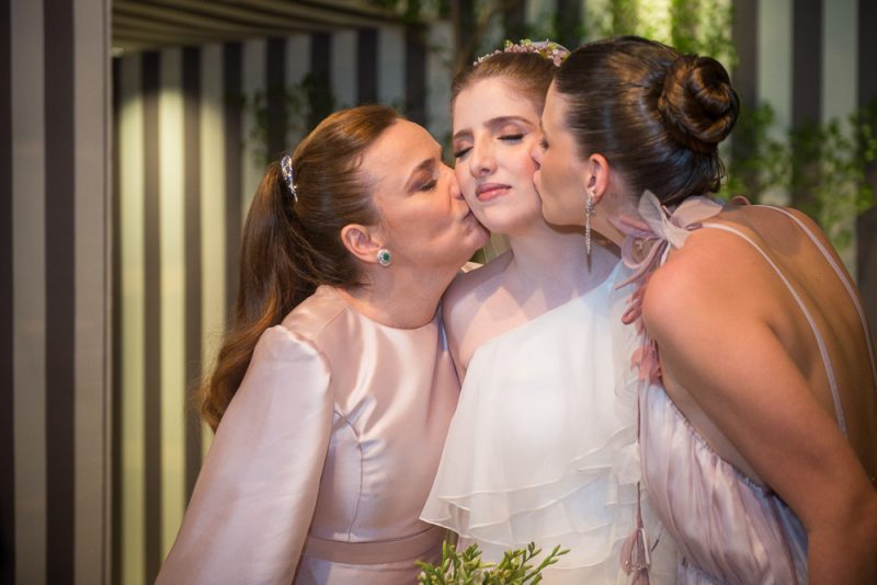 Chuva de arroz - Victoria Petri e Rafael Gomes trocam alianças em uma elegante e sofisticada cerimônia