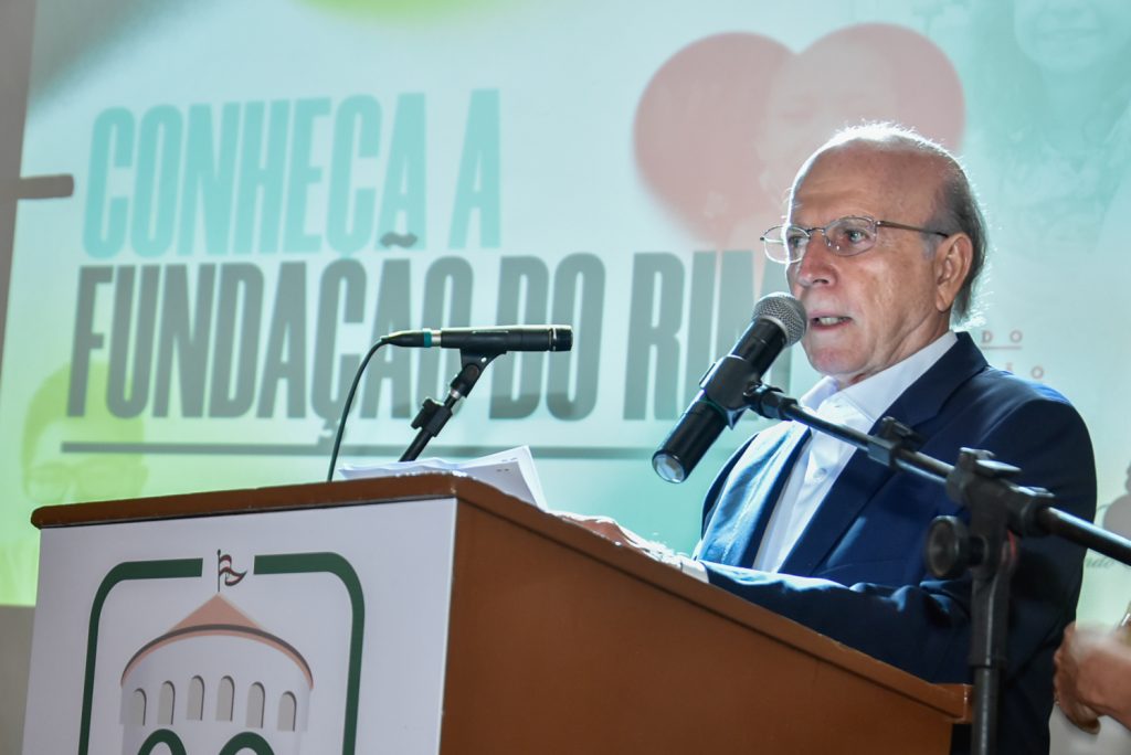 
				Paulo Rossas Mota e Regina Garcia 
				