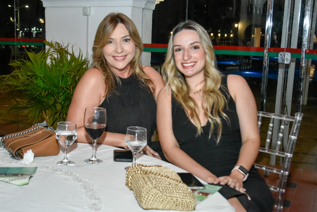 
				Regina e Vitória Rocha 
				
