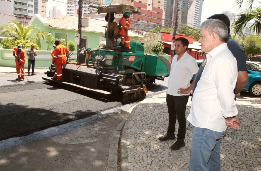 Sarto acompanha início de recuperação asfáltica realizada na Rua Torres Câmara