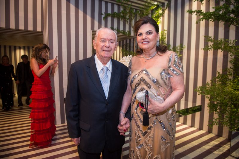 Chuva de arroz - Victoria Petri e Rafael Gomes trocam alianças em uma elegante e sofisticada cerimônia