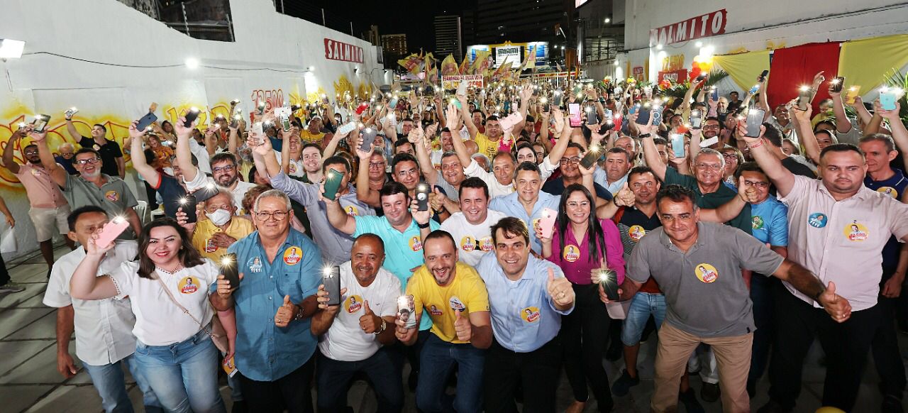 Salmito inaugura comitê central no Meireles Salmito inaugura comitê central no Meireles