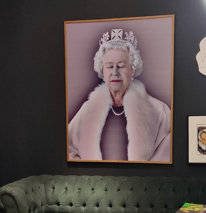 Mostra 100% Design 2022 realiza homenagem a rainha Elizabeth II