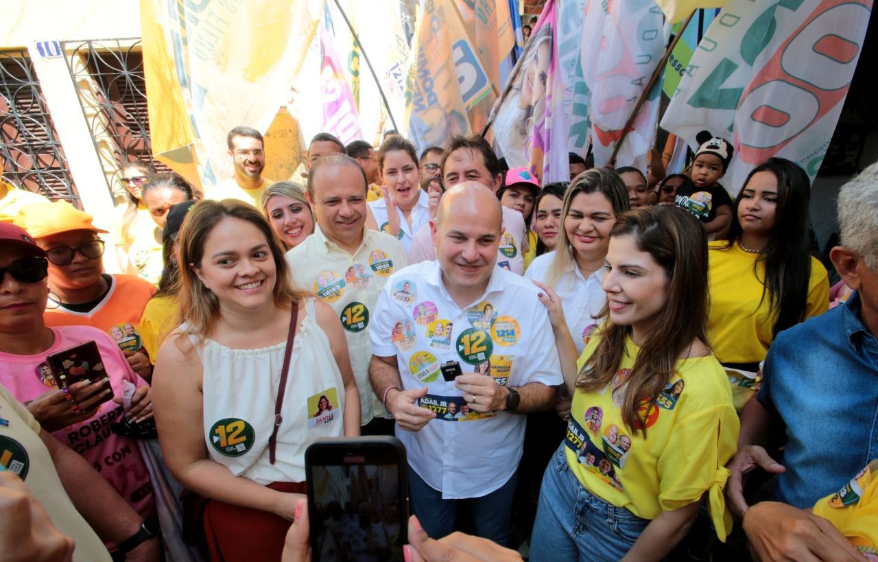 Roberto Cláudio participa de caminhada com moradores da Comunidade das Quadras