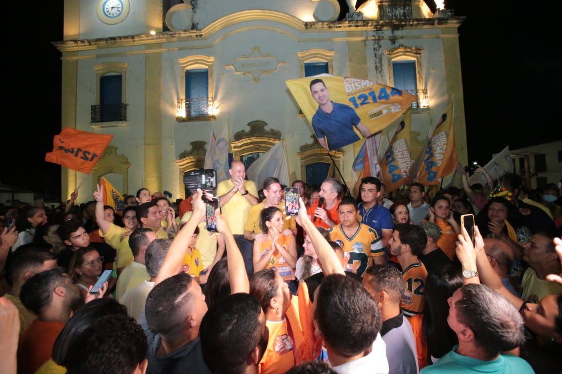 Roberto Cláudio participa de caminhada em Aracati