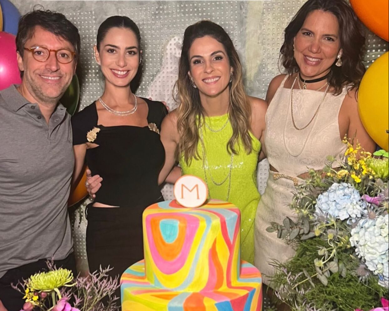 Em clima de animação, Mariana Mota ganha festa surpresa no Baretta Restaurante