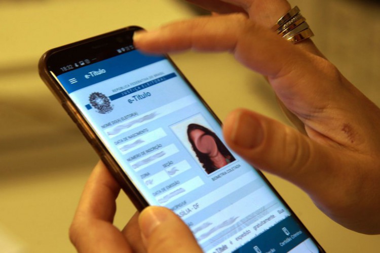 Eleitores têm até sábado para baixar ou atualizar o e-Título Eleitores têm até sábado para baixar ou atualizar o e-Título