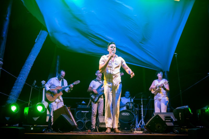 Lagoinha Sessions - Luciano Cavalcante festeja nova idade rodeado de amigos na praia da Lagoinha