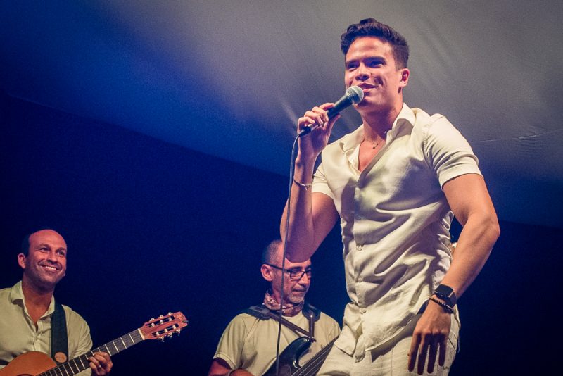 Lagoinha Sessions - Luciano Cavalcante festeja nova idade rodeado de amigos na praia da Lagoinha