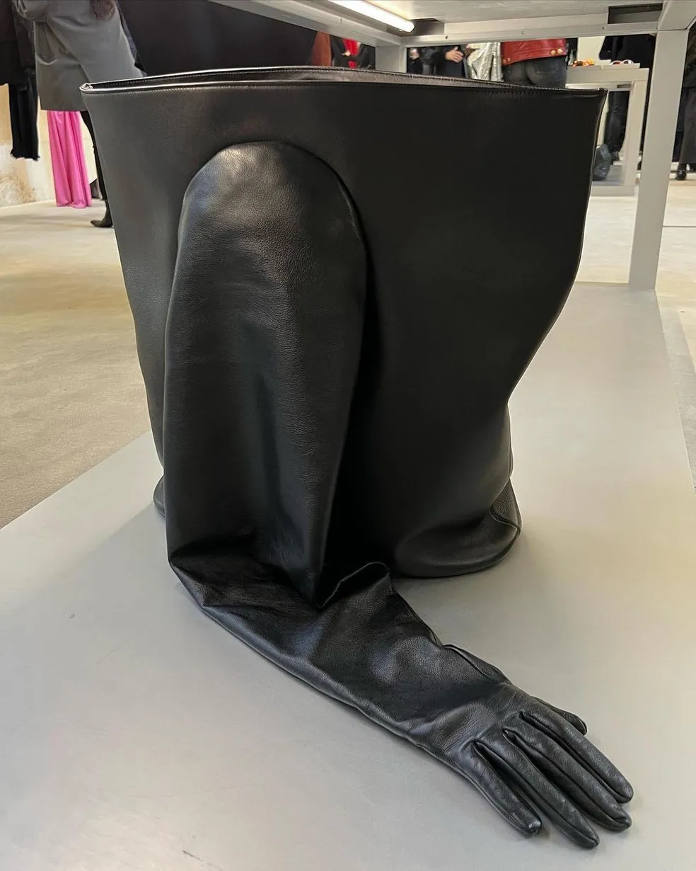 Balenciaga lança bolsa luva para a coleção verão 2023