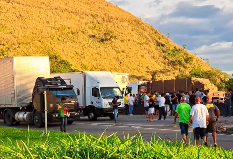 Caminhoneiros realizam cerca de 70 bloqueios em rodovias de 13 estados