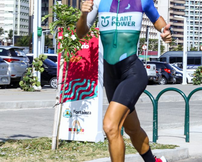 Triathlon - Atletas participam do treino simulado para o Ironman 70.3 Fortaleza na Av. Beira-Mar