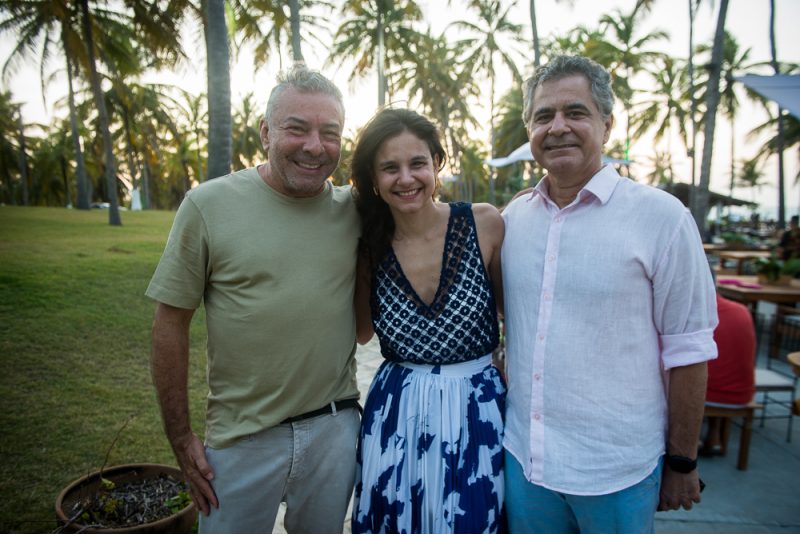 Lagoinha Sessions - Luciano Cavalcante festeja nova idade rodeado de amigos na praia da Lagoinha