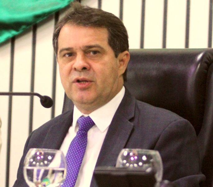 Evandro Leitão assina decreto que parcela ICMS