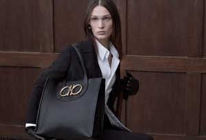 Salvatore Ferragamo apresenta nova bolsa Maxi Gancio Tote