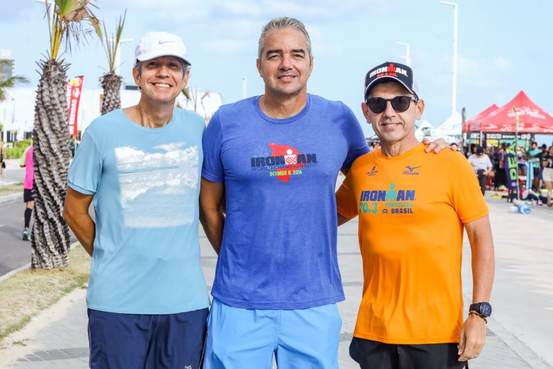 Triathlon - Atletas participam do treino simulado para o Ironman 70.3 Fortaleza na Av. Beira-Mar