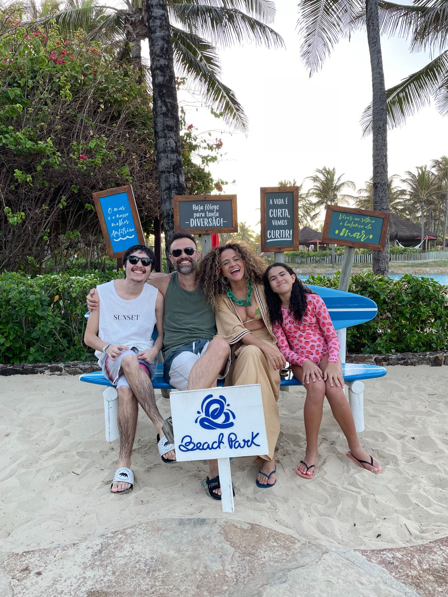 Aline Borges curte férias com a família no Beach Park