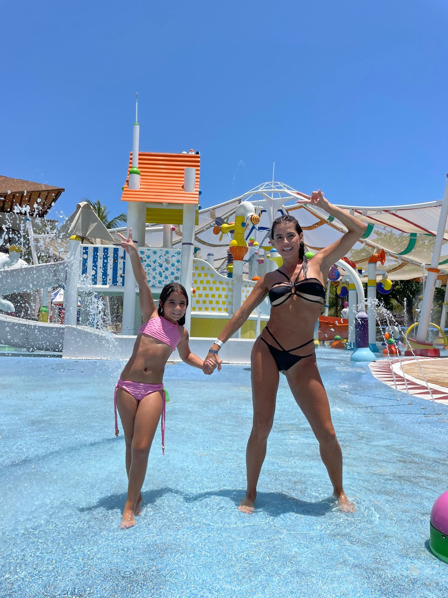 Em mais uma passagem pelo Ceará, Deborah Secco curte dias no Beach Park com a família