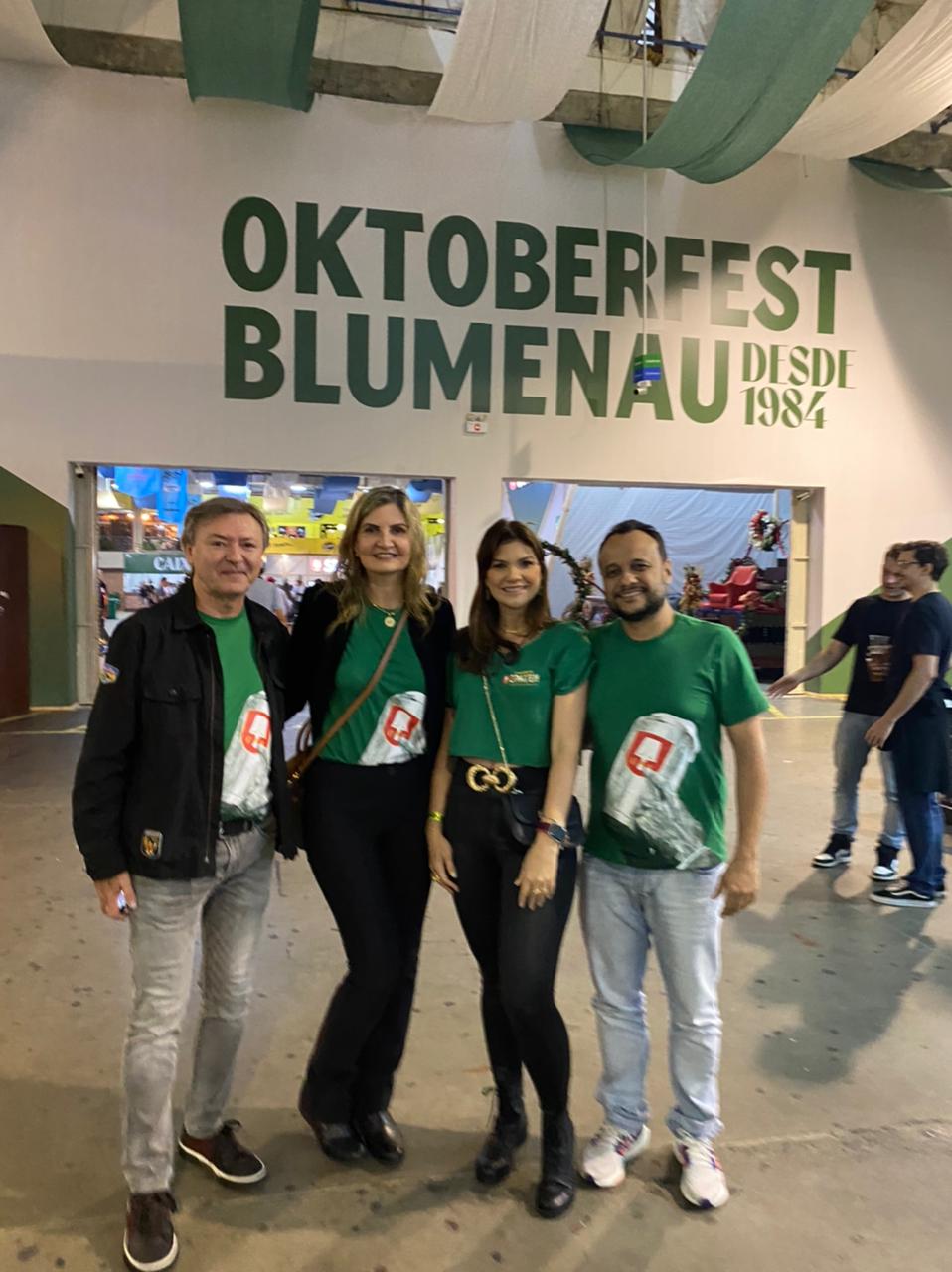 Laura Paiva e Maurício Filizola participam da Oktoberfest 2022, em Santa Catarina