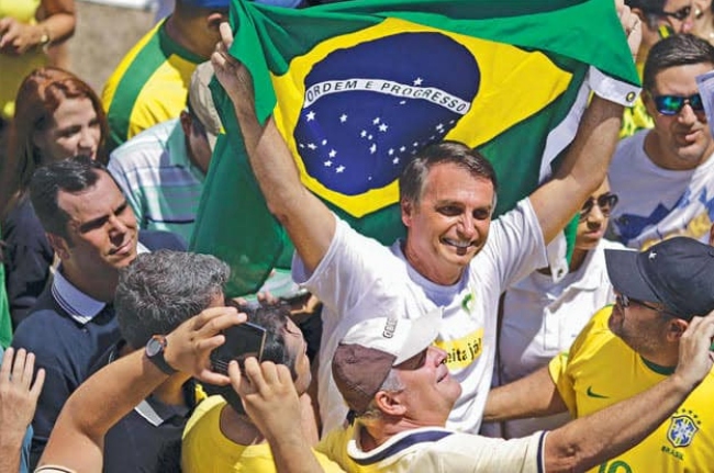 Jair Bolsonaro busca votos de eleitores cearenses durante comício neste sábado