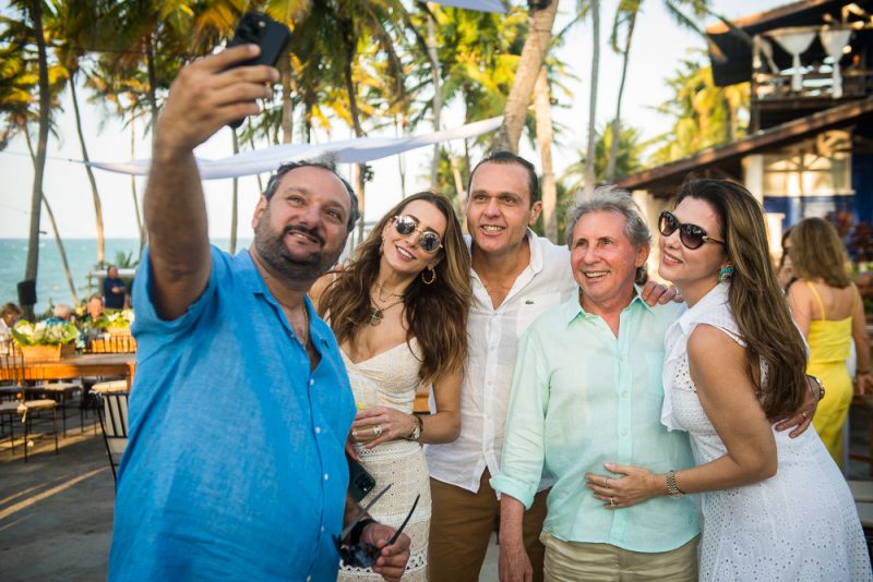 Lagoinha Sessions - Luciano Cavalcante festeja nova idade rodeado de amigos na praia da Lagoinha