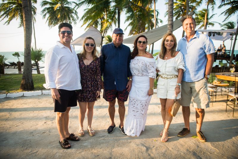 Lagoinha Sessions - Luciano Cavalcante festeja nova idade rodeado de amigos na praia da Lagoinha