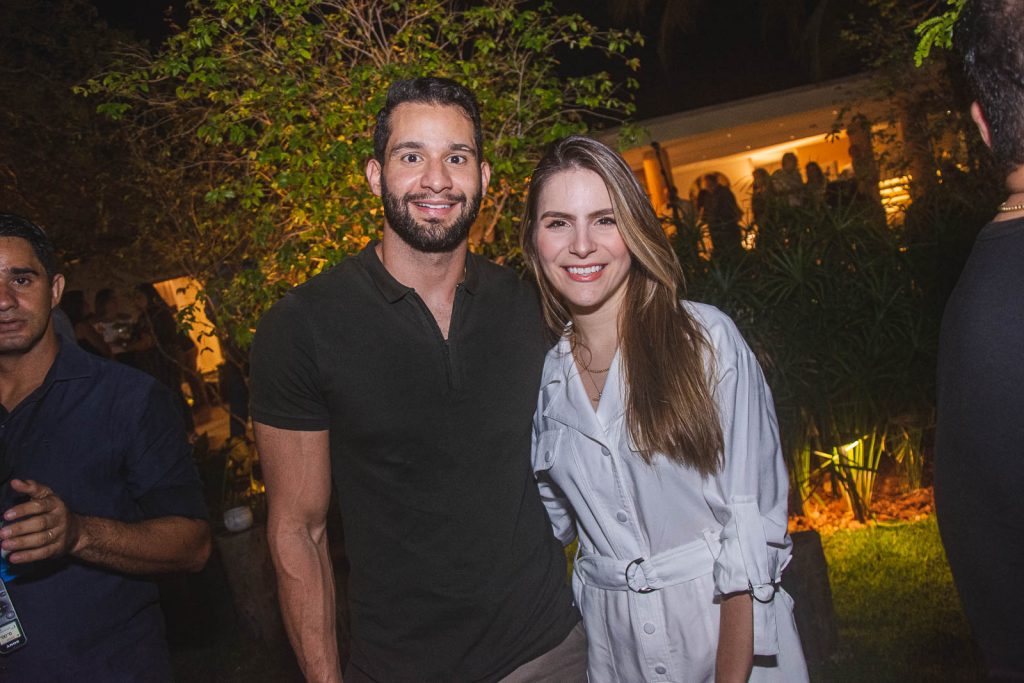 Renan Azevedo E Lara Linhares