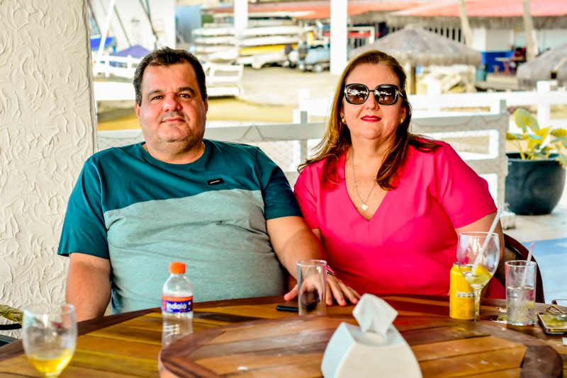 Parada obrigatória - Sol, sal e diversão fazem parte da animada programação de domingo no Iate Clube de Fortaleza