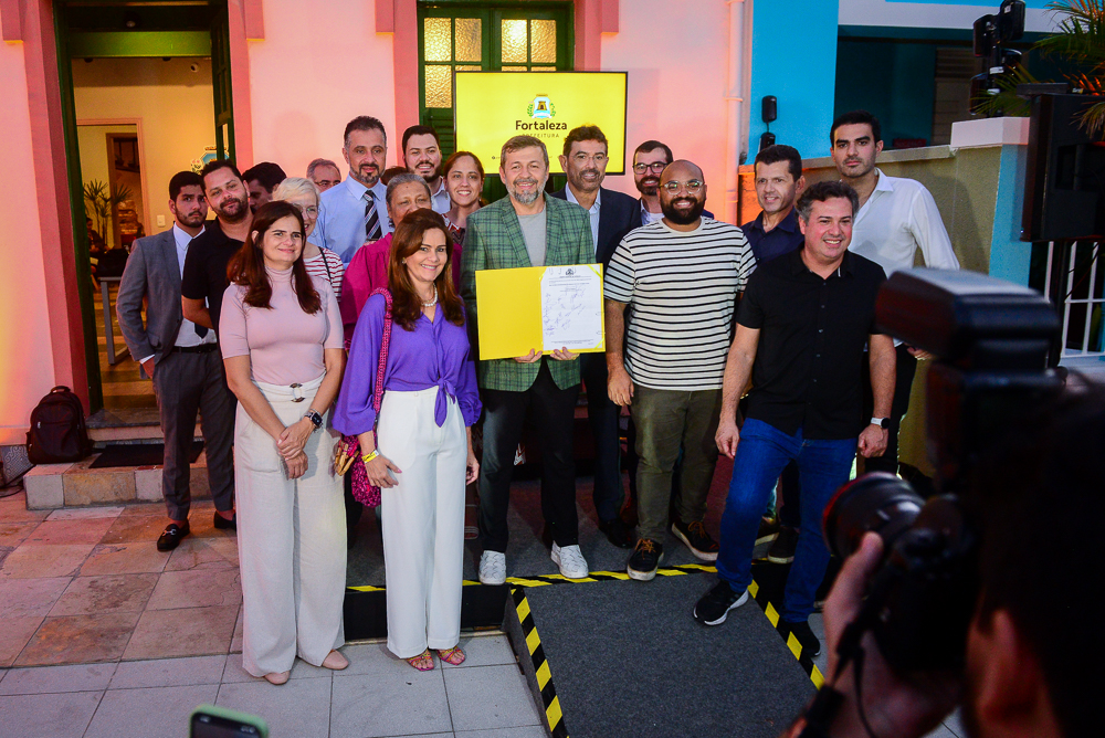 Élcio Batista sanciona lei que prevê ampliação de área com incentivos fiscais na Praia de Iracema