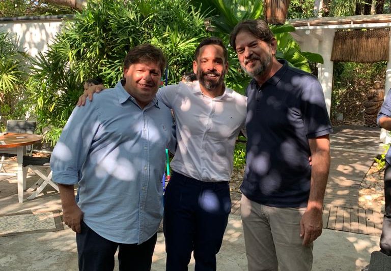 Rafael Sá festeja seu aniversário ao lado de queridos amigos no Colosso