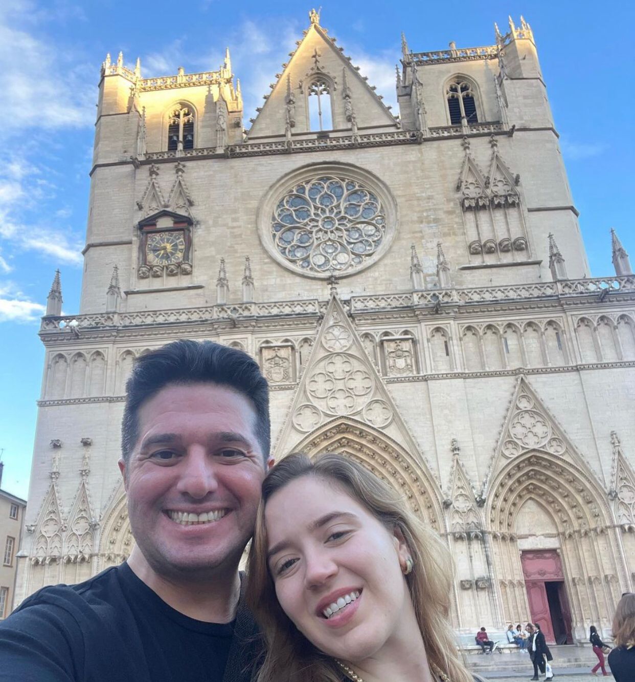 Pedro Gurjão e Isabella Ney aproveitam a temporada de lazer na França