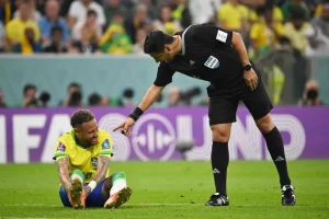 101295707 Topshot Iranian Referee Alireza Faghani R Gestures To Brazils Forward 10 Neymar Du