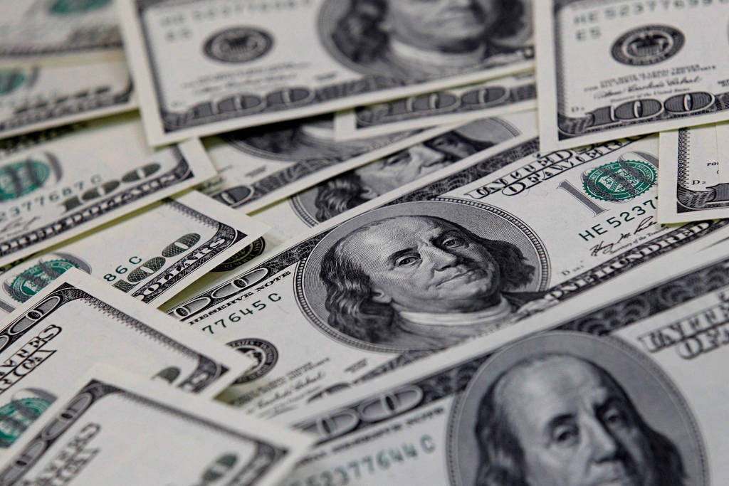 Dólar cai para R$ 4,77 e fecha no menor valor em mais de um ano