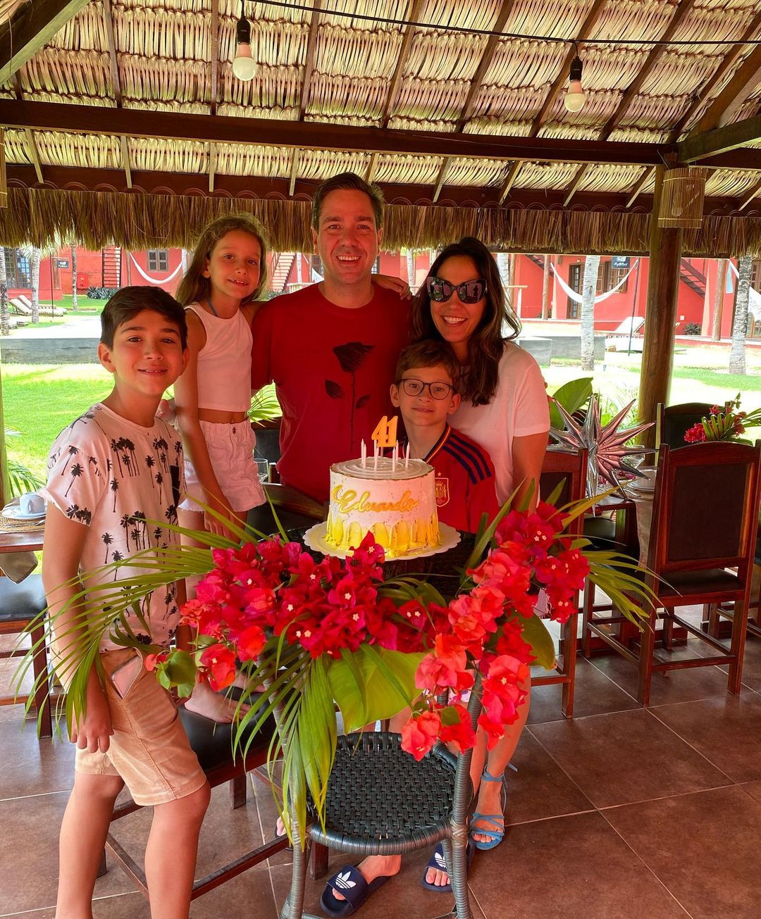 Eduardo Bismarck comemora aniversário ao lado da família e amigos em Canoa Quebrada