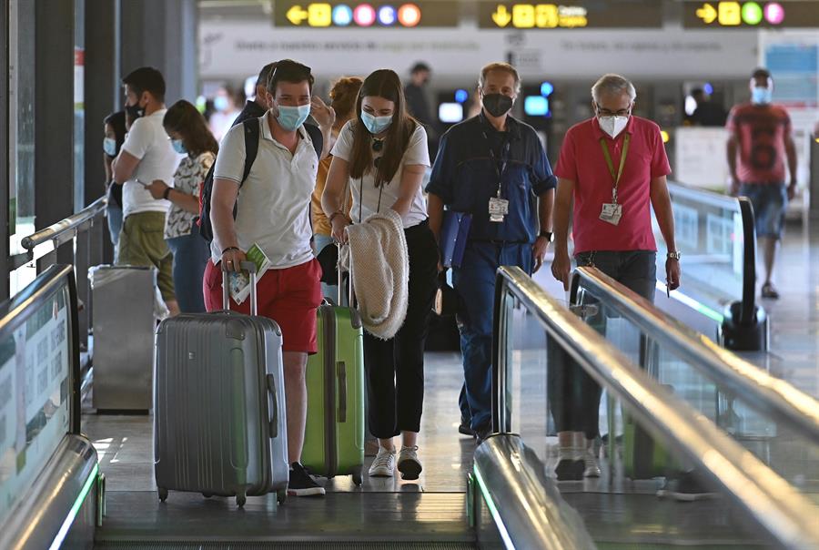 Anvisa retoma obrigatoriedade do uso de máscara em aeroportos e aviões