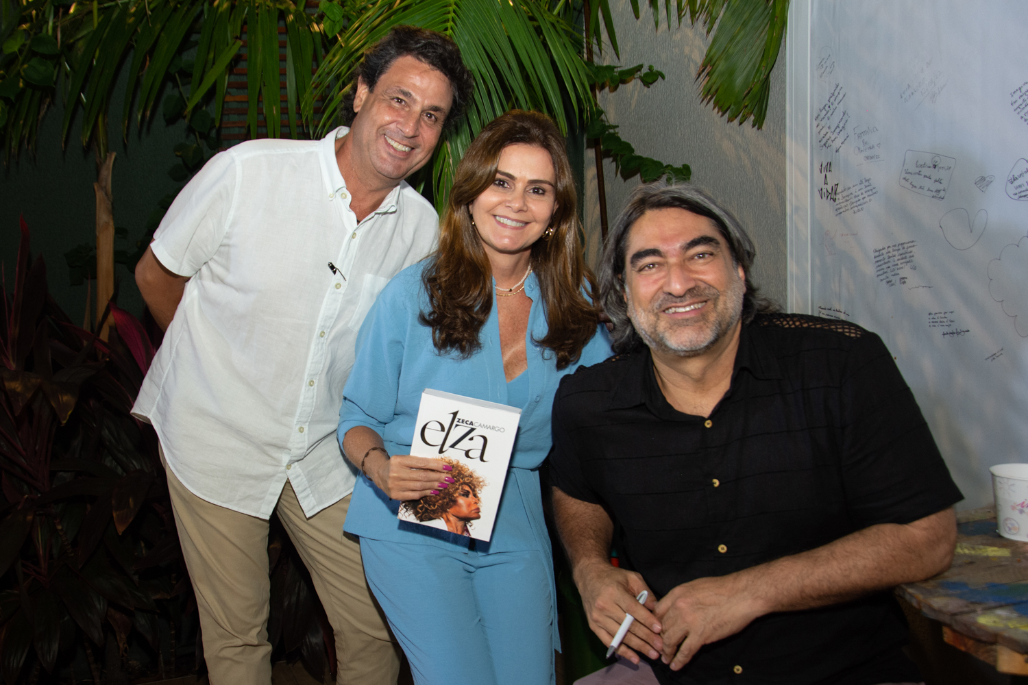 Zeca Camargo realiza sessão de autógrafos de seu livro “Elza” em Fortaleza