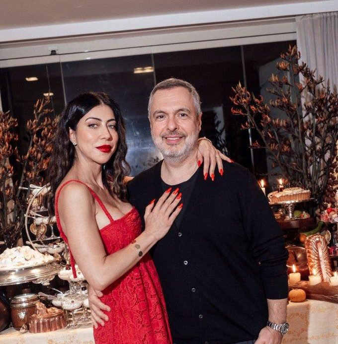 Anna Carolina Bassi abre as portas de sua casa para jantar especial com as amigas