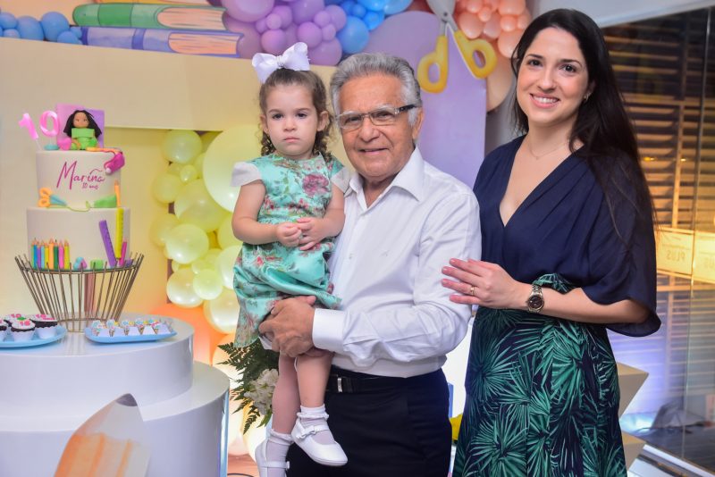 SESSÃO PARABÉNS - Em clima de alegria, Manoela e Márcio Crisóstomo festejam a chegada dos 10 anos de Marina