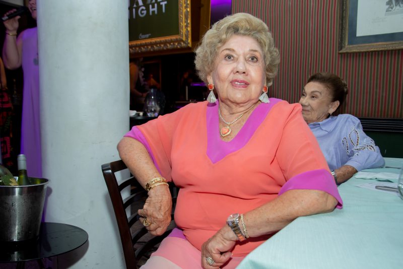 sete décadas - Rodeada de amigas especiais, Branca de Castro comemora seu aniversário no Caravaggio