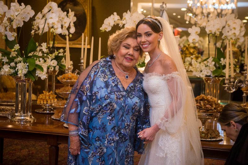 Chuva de arroz - Natasha Dias Branco e André Rangel trocam alianças em cerimônia intimista