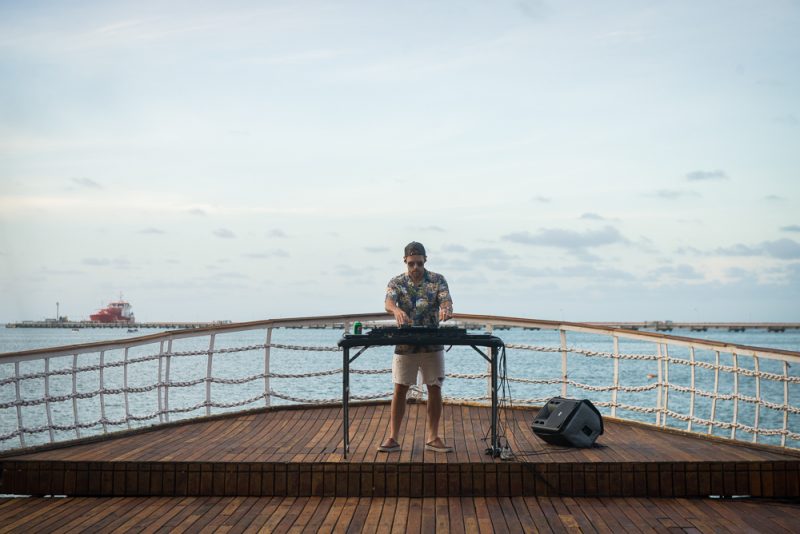 Agito e alto-astral - Deejay Thiago Camargo comanda a animação do domingo (06) no Iate Clube de Fortaleza