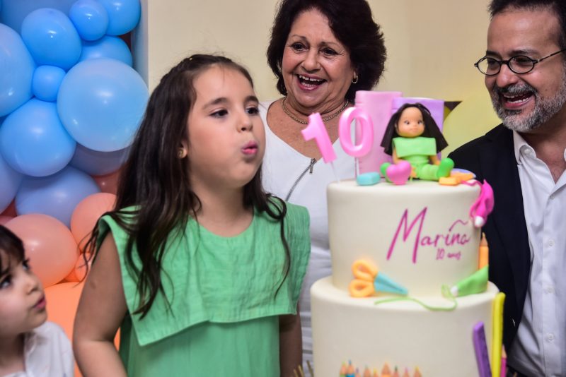 SESSÃO PARABÉNS - Em clima de alegria, Manoela e Márcio Crisóstomo festejam a chegada dos 10 anos de Marina