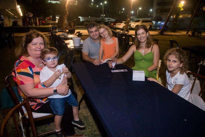 Point de badalação - Agito e diversão no Iate Clube atraem uma turma das boas durante o weekend