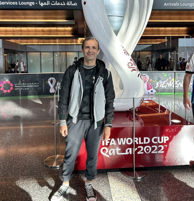 Mario Kempes desembarca no Qatar para acompanhar os jogos da Copa do Mundo