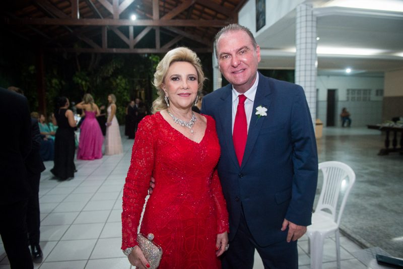 Chuva de arroz - Natasha Dias Branco e André Rangel trocam alianças em cerimônia intimista