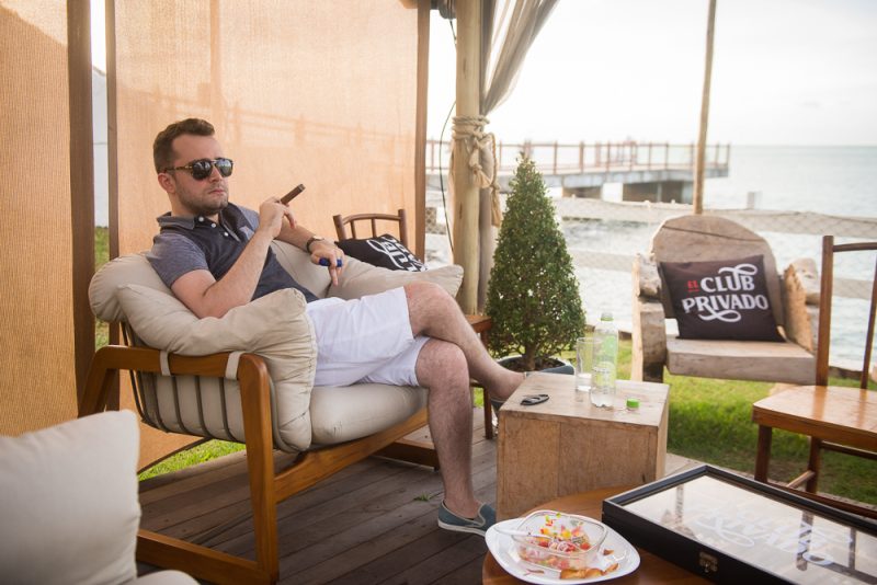 Agito e alto-astral - Deejay Thiago Camargo comanda a animação do domingo (06) no Iate Clube de Fortaleza